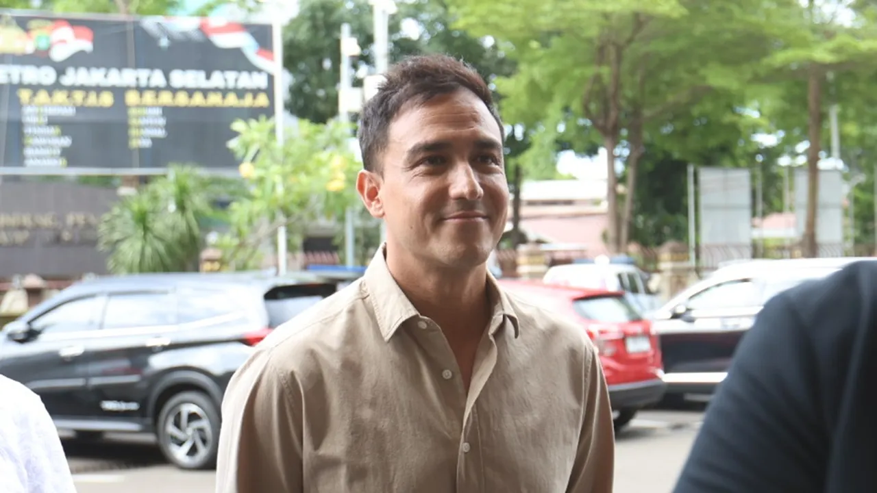 Cara Hamish Daud Menghadapi Gosip Miring, Tetap Positif dan Salat