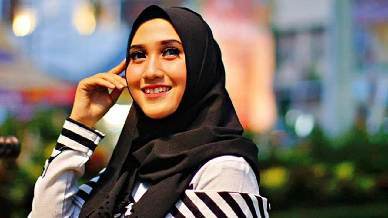 Cara Memakai Hijab Pashmina dengan 5 Model, Cuma Pakai Satu Jarum - Simpel dan Kekinian