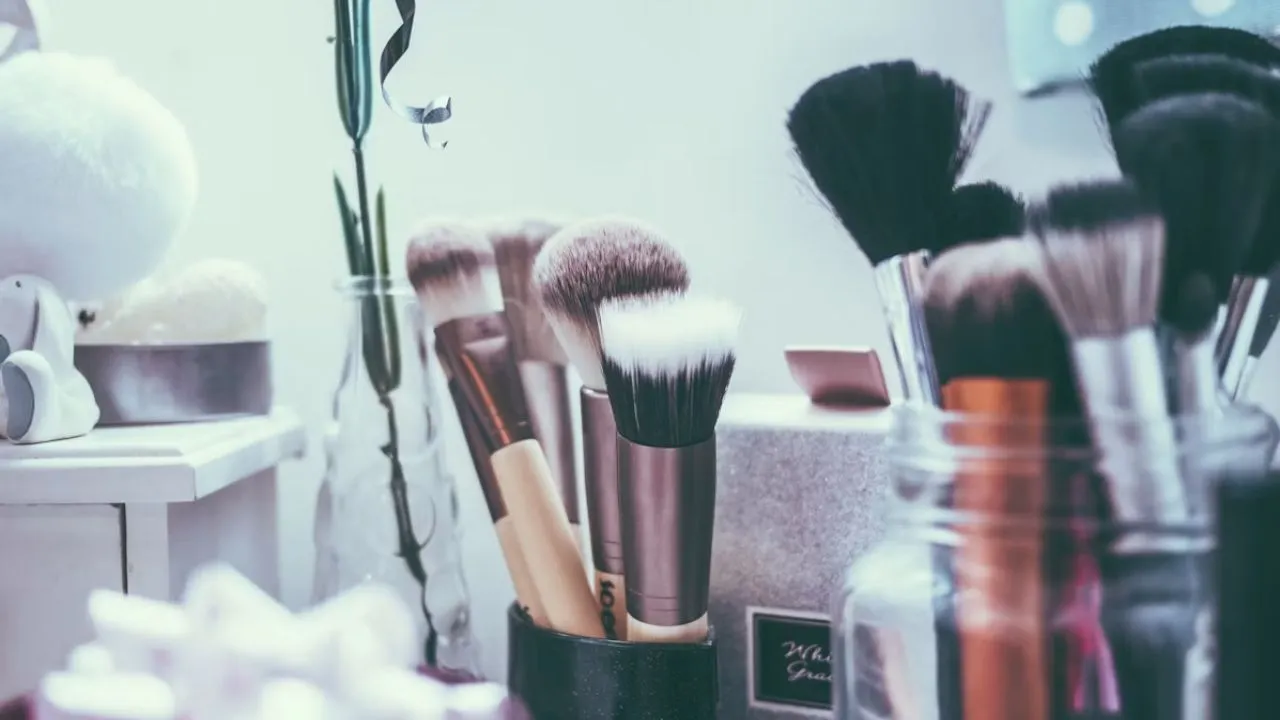 Cara Membersihkan Brush Makeup yang Benar agar Kulit Tetap Sehat dan Glowing