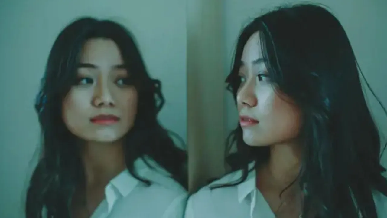 Cara Mengenali Orang yang Memendam Kesedihan Meski Tersenyum