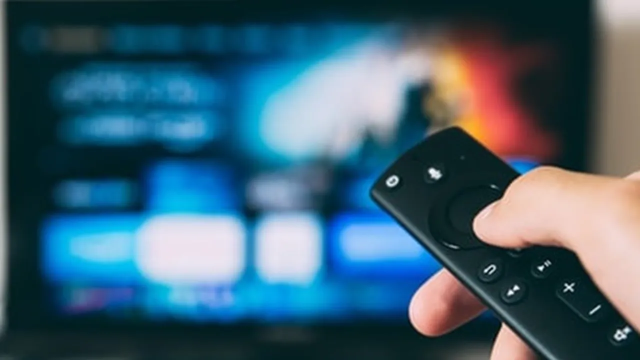4 Cara Menyambungkan Laptop ke TV dengan Mudah, Bisa Dilakukan Tanpa Kabel