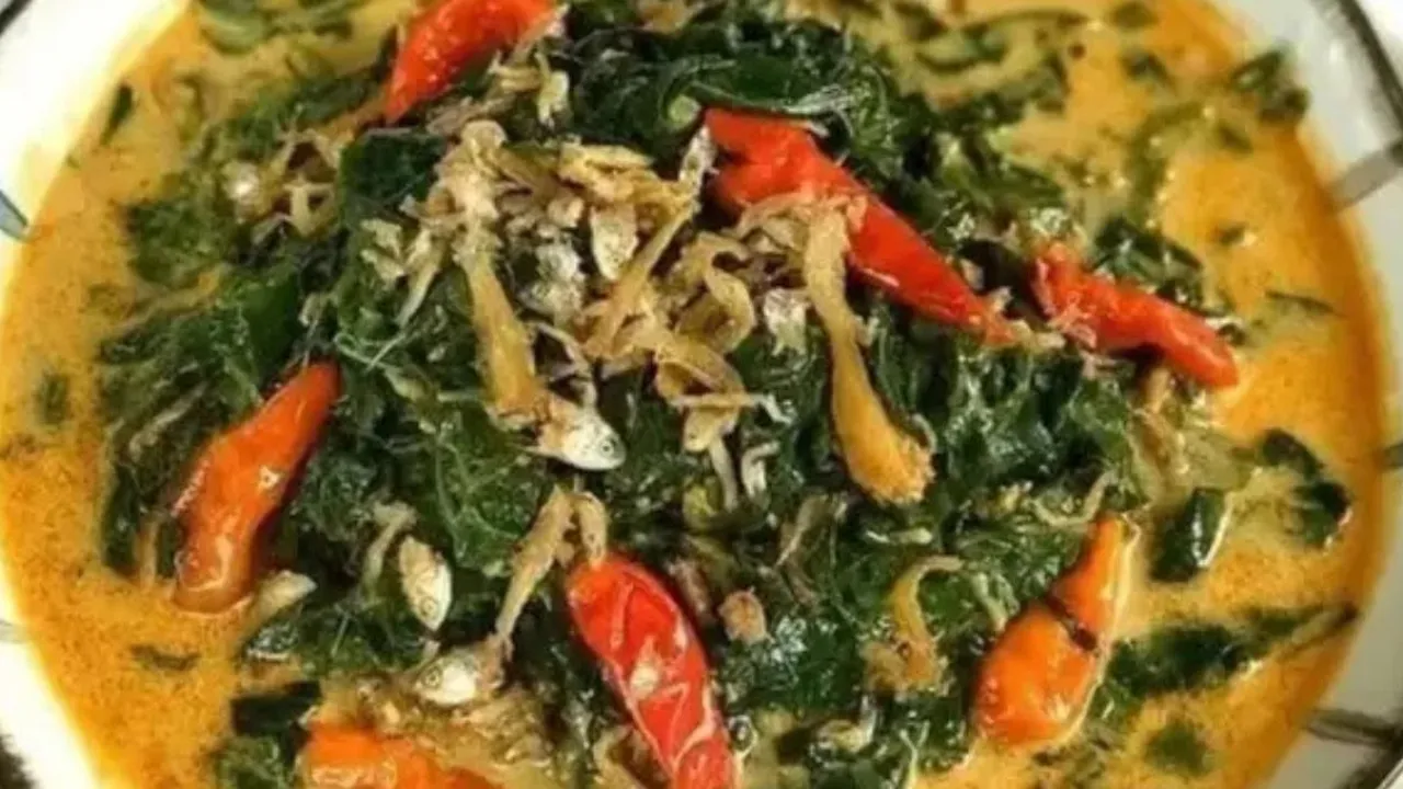 Cara Merebus Daun Singkong Empuk dan Hijau Dalam Waktu 5 Menit
