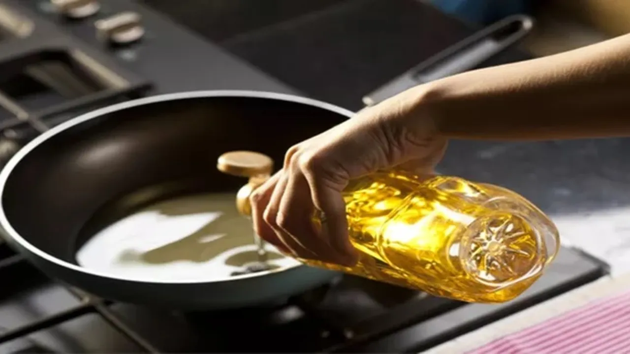 Cara Mudah Balikan Jernihnya Minyak Goreng Bekas, Cuma Pakai Bahan Dapur Ini