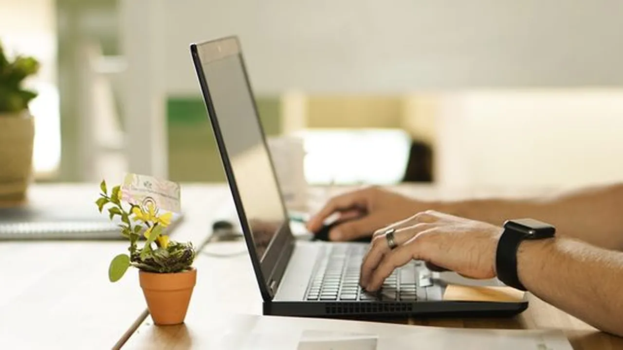 8 Cara Split Screen di Laptop untuk Pengguna Windows dengan Mudah dan Praktis