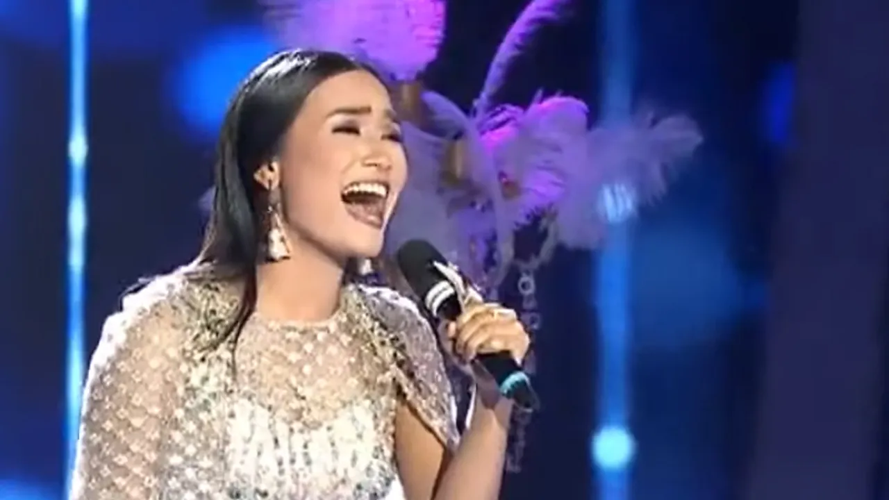 Cengkok Dangdut Maria Calista Diganjar Standing Ovation Oleh Para Juri D'Star