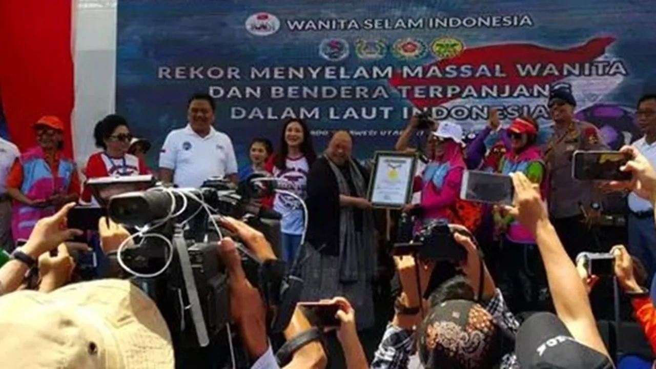 Cetak Rekor Dunia, Wanita Indonesia Lakukan Penyelaman Massal