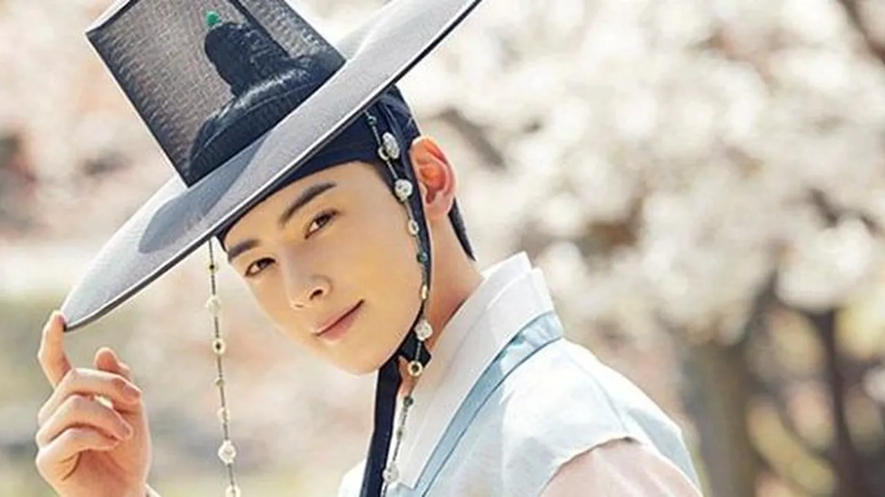Cha Eun Woo Kedapatan Syuting Drama Baru, Ganteng Bercahaya Pakai Hanbok!