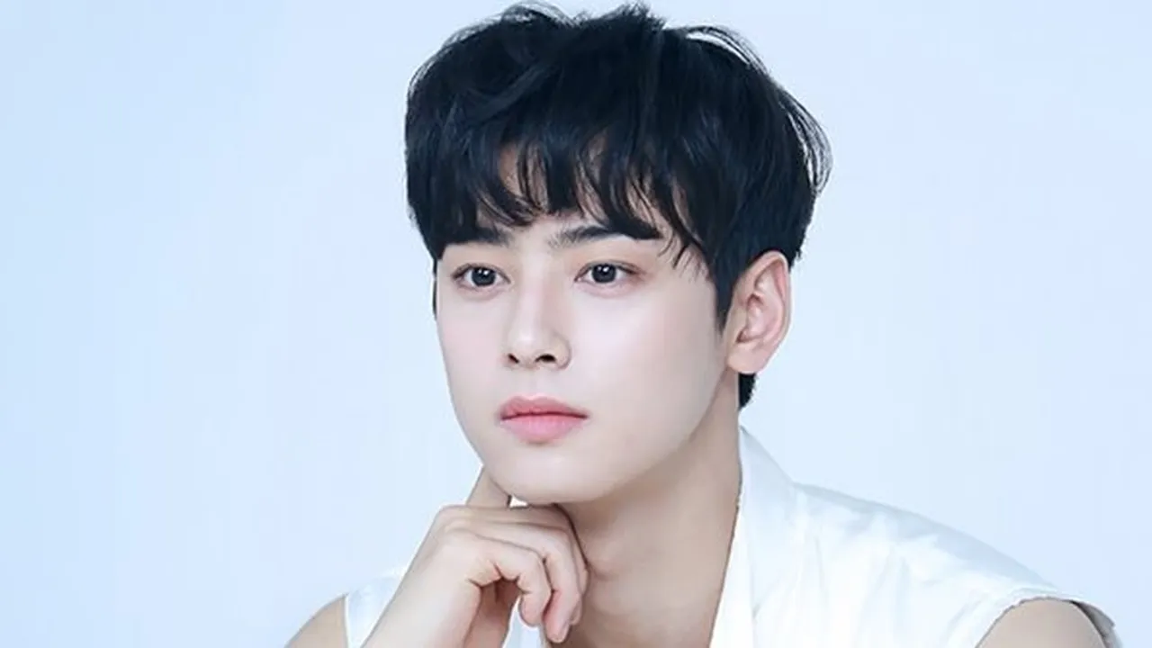Cha Eun Woo Main Piano di Tempat Terbuka, Gantengnya Bikin Deg-Degan!