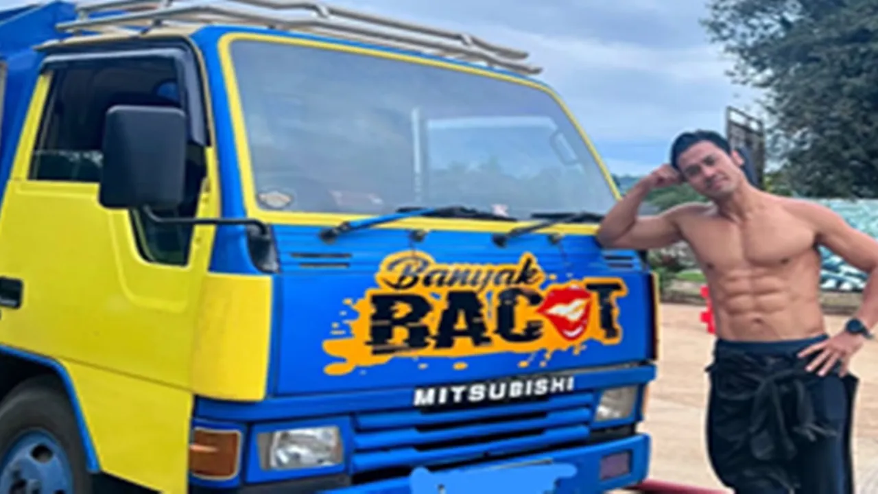 Chicco Jerikho Pamer Perut Six Pack di Sebelah Truk, Posenya Jadi Sorotan Netizen