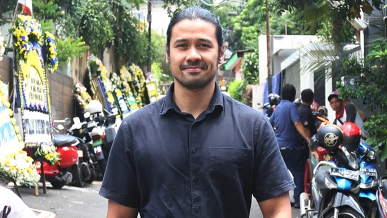 Chicco Jerikho Pamer Perut Six Pack Saat Renang Bareng Anak, Netizen: Roti Sobek