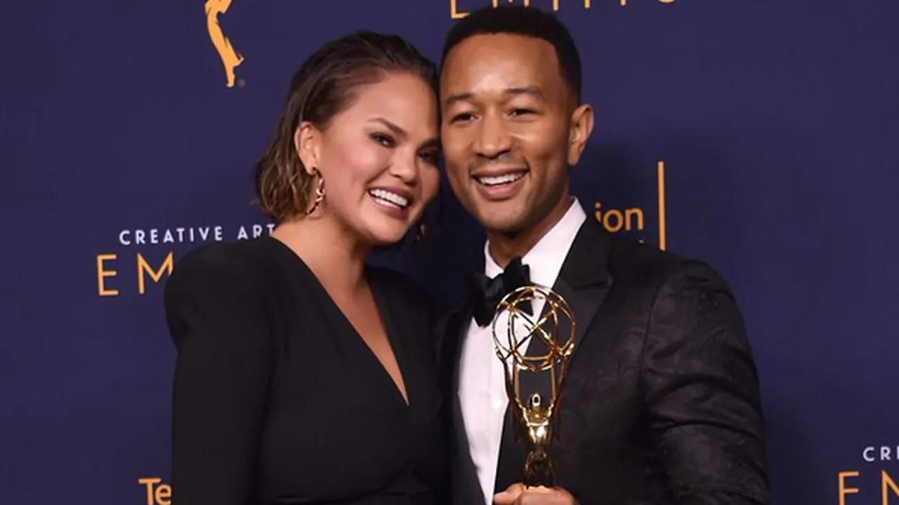 Chrissy Teigen Buka-Bukaan Soal Kehidupan Percintaan Dengan John Legend