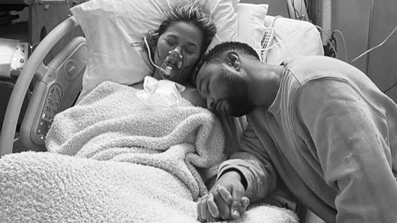 Chrissy Teigen Keguguran, John Legend Akhirnya Buka Suara
