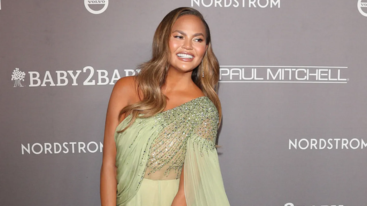 Chrissy Teigen Pamer Selfie Topless Usai Angkat Implan Payudara