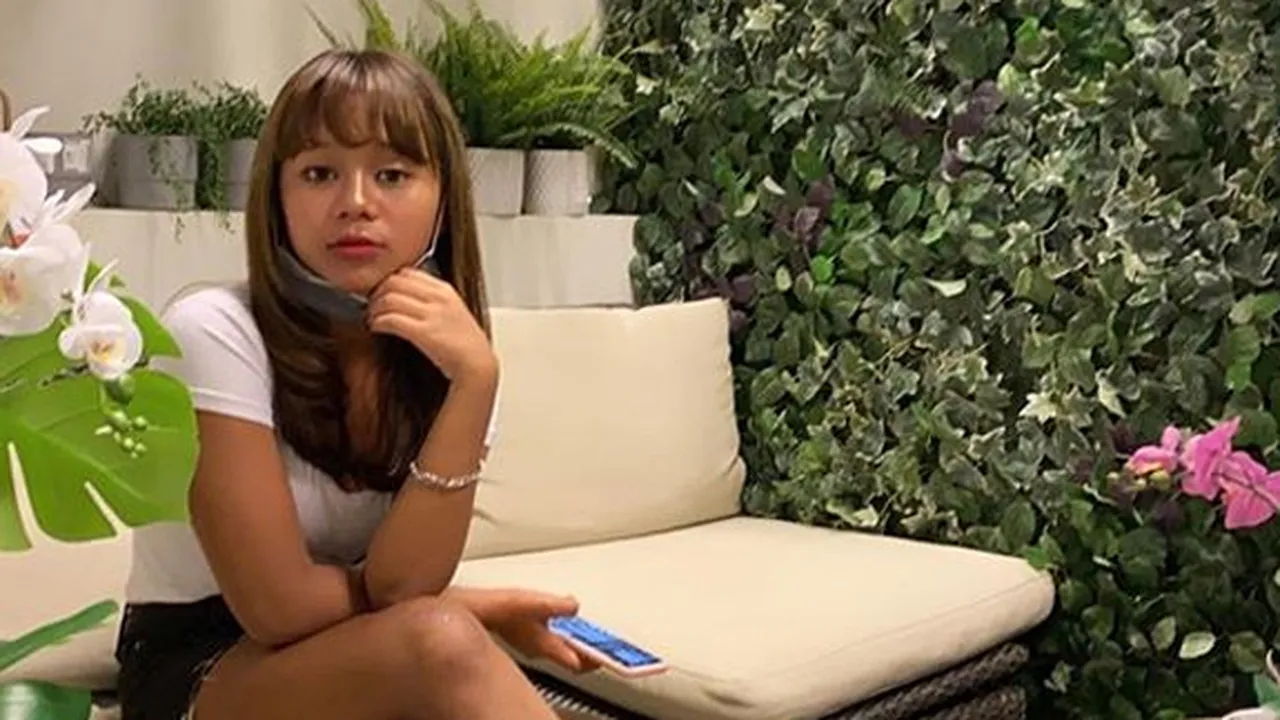 Cimoy Montok Cium Cowok dan Bilang Kangen, Pacar Baru?