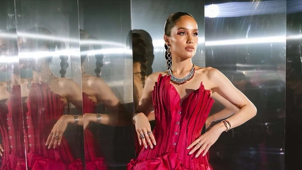 Cinta Laura Ajak Perempuan untuk Selalu Tampil Yakin dengan Keanggunan Sendiri