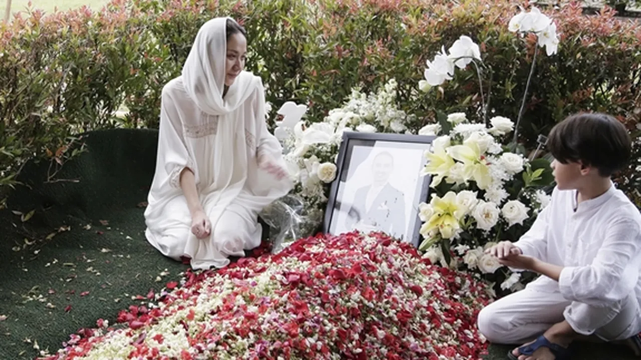 Cium Jenazah Ashraf Sinclair dalam Keranda, BCL Bisikan Kalimat Mengharukan