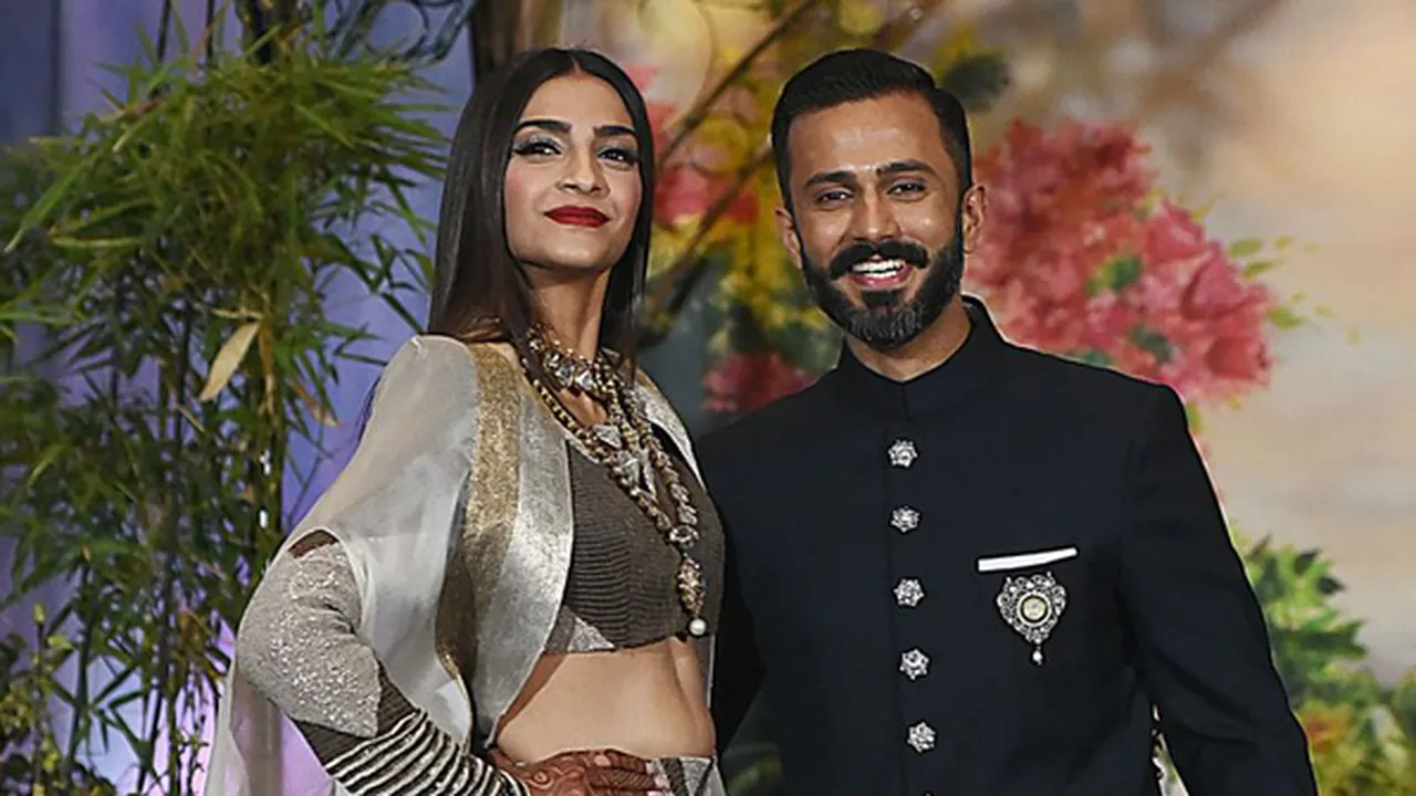 Cium Suami, Sonam Kapoor Rayakan Tahun Baru Romantis di Bali