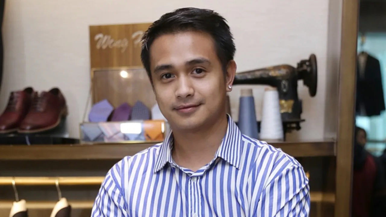 Ciuman Mesra Ajun Perwira dan Jennifer Setelah Pemberkatan Secara Katholik, Romantis!