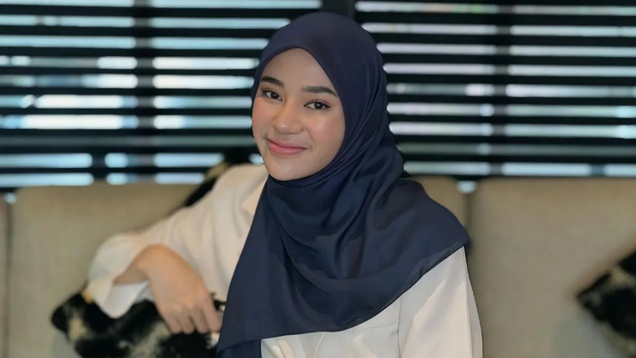 Clara Shinta Lakukan Grounding Bareng Kucing Kesayangan, Begini Manfaat dan Caranya