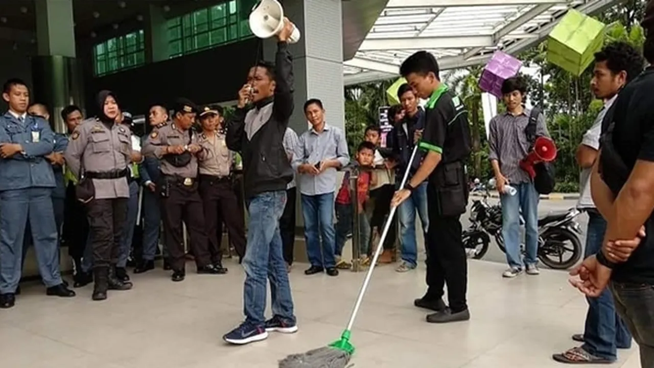 Cleaning Service Tetap Bersihkan Lantai di Tengah Demo Berlangsung, Begini Aksinya