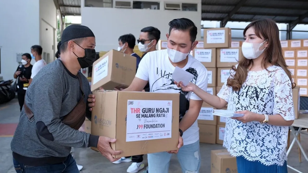 Crazy Rich Malang Bagikan THR untuk 500 Guru Ngaji