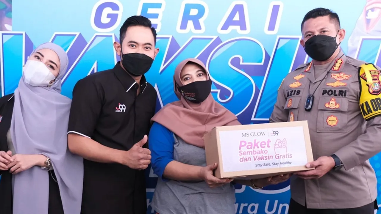 Crazy Rich Malang Gelar Vaksinasi Covid-19 Gratis dan Bagi-bagi Sembako