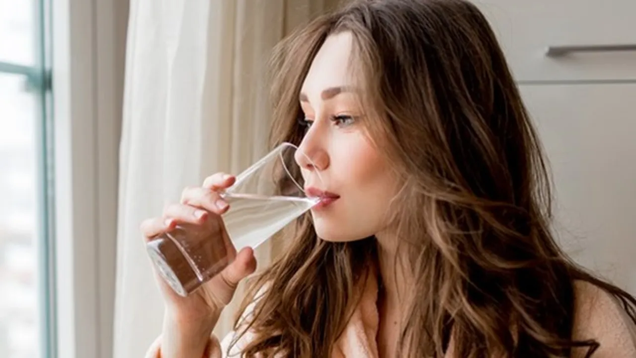 Cukupi Jangan Sampai Berlebihan, Ini 7 Dampak Buruk Minum Air Putih Terlalu Banyak