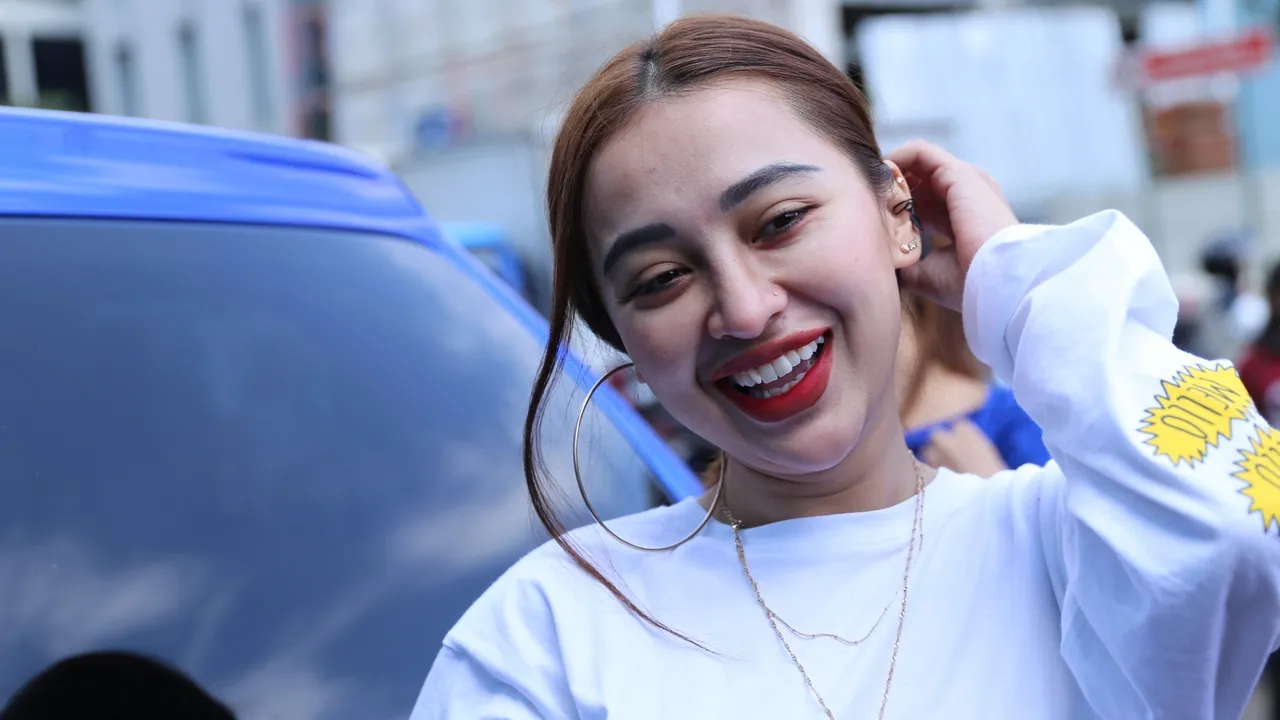 Cupi Cupita Bagikan Peralatan Dangdut Keliling Ke Penggemar