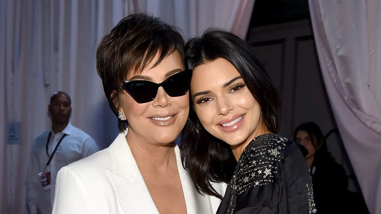 Curhat Colongan Kendall Jenner di #10YearsChallenge, Menangis Karena Jerawat