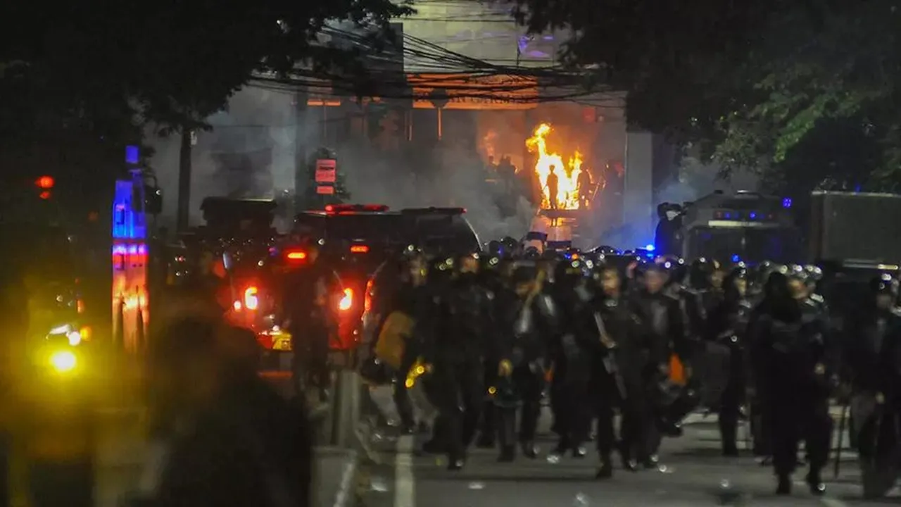 Curi Perhatian, Bapak Penjual Kopi Keliling Ini Melenggang Santai di Tengah Demo