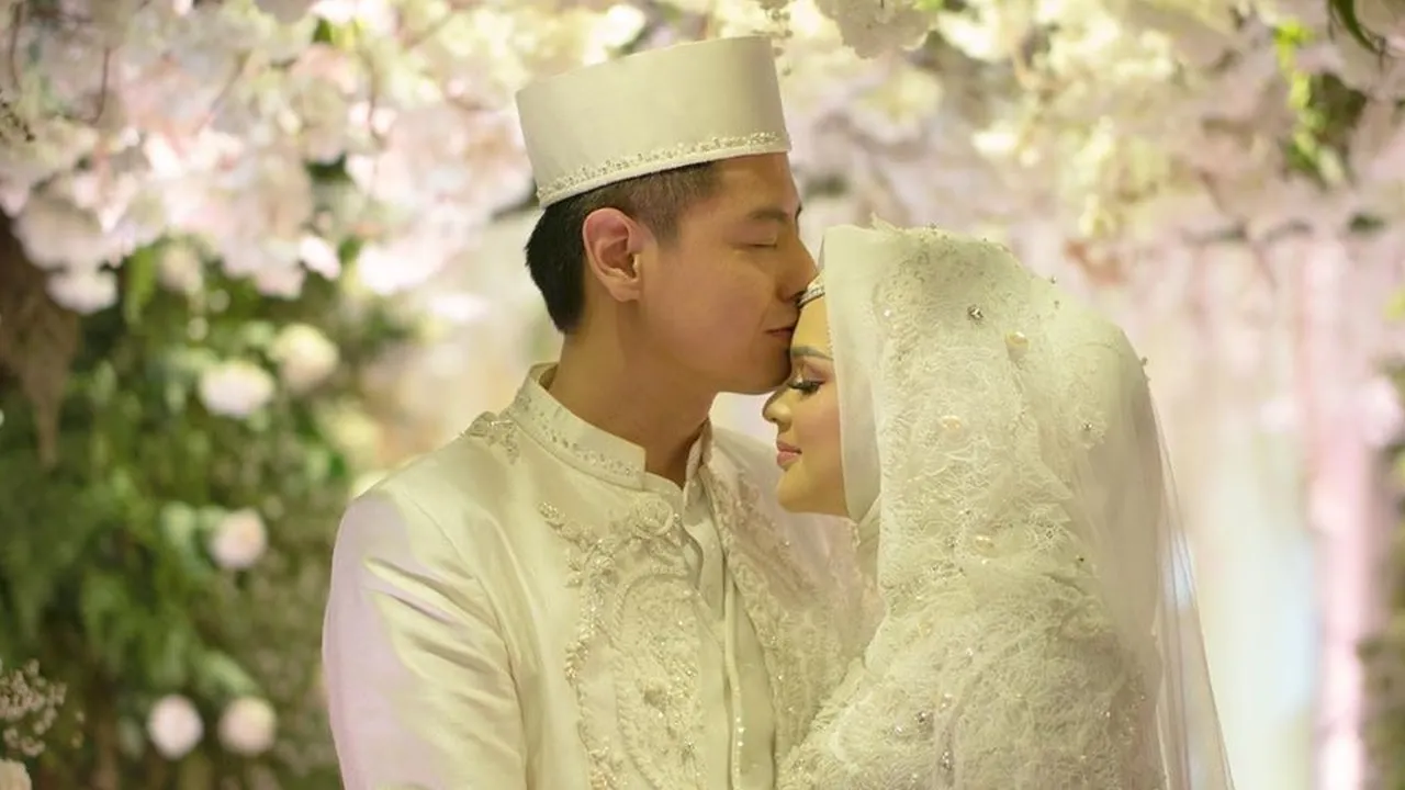 Cut Meyriska Bongkar Sifat Asli Roger Danuarta Pasca Resmi Jadi Suami Istri Cut Meyriska Bongkar Sifat Asli Roger Danuarta Pasca Resmi Jadi Suami Istri