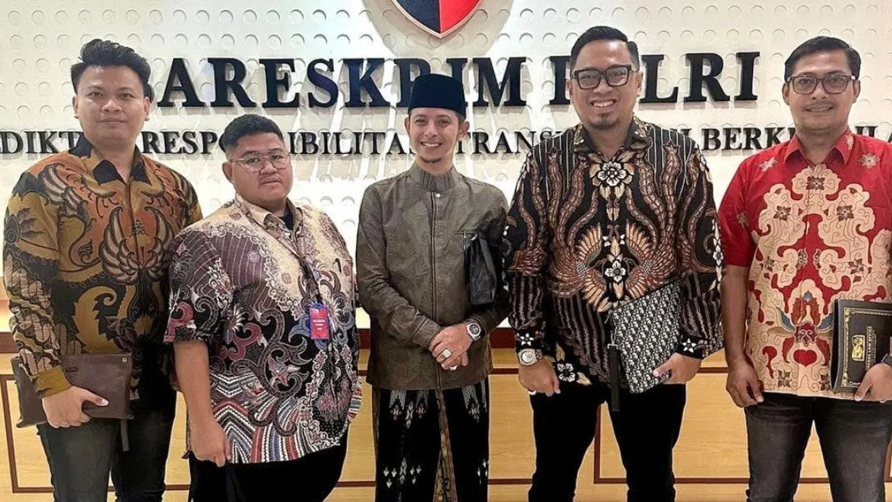 Dai Kondang Habib Rifky Alaydrus Datangi Kantor Polisi Terkait Pencemaran Nama Baik