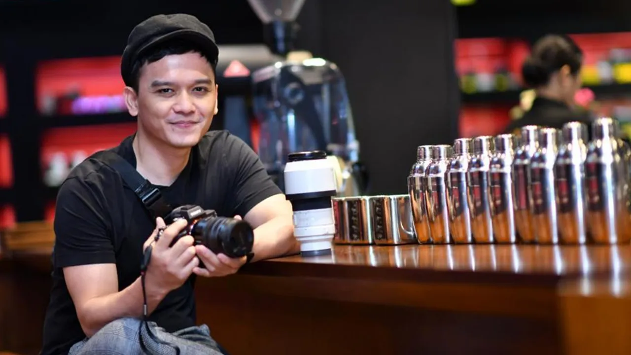 Dalami Fotografi, Adama Abraham Menimba Ilmu ke Darwis Triadi Dalami Fotografi, Adama Abraham Menimba Ilmu ke Darwis Triadi