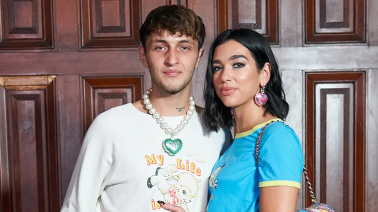 Dandan Kompak, Anwar Hadid Cium Mesra Dua Lipa di MTV EMA 2019