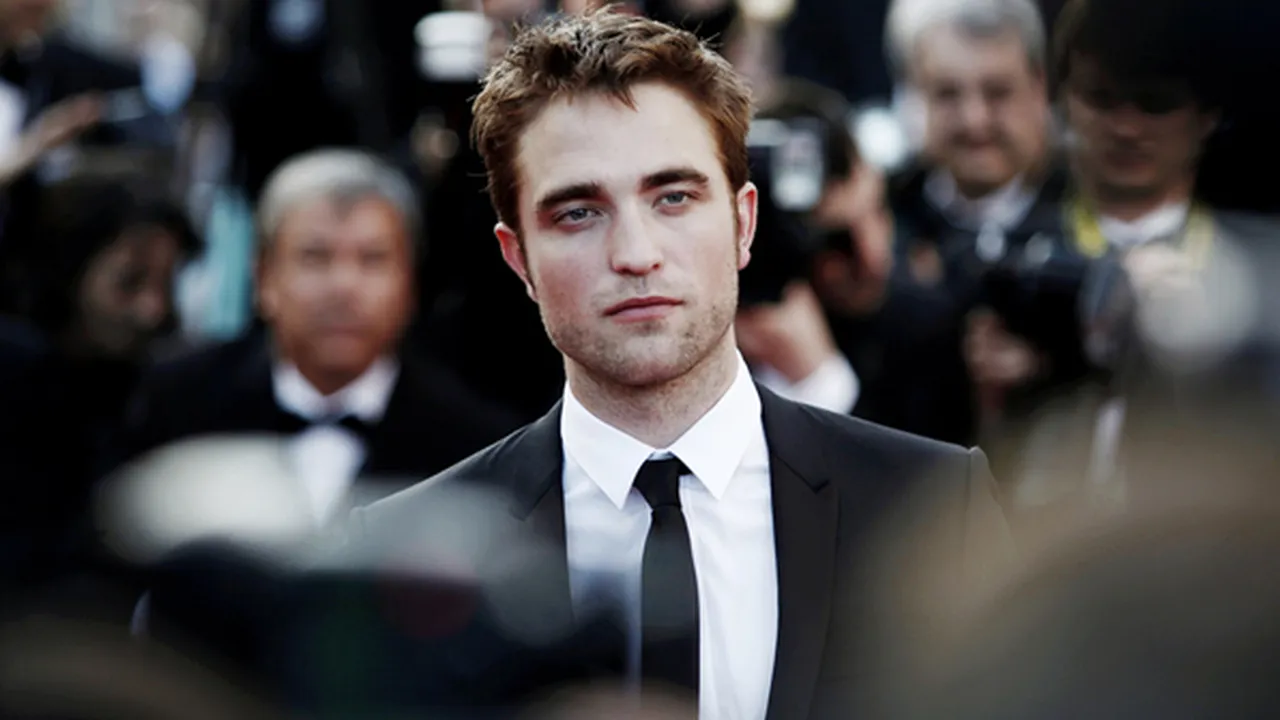 Dandan Unik di Red Carpet, Robert Pattinson Nekat Padukan Jas & Celana Pendek Dandan Unik di Red Carpet, Robert Pattinson Nekat Padukan Jas & Celana Pendek