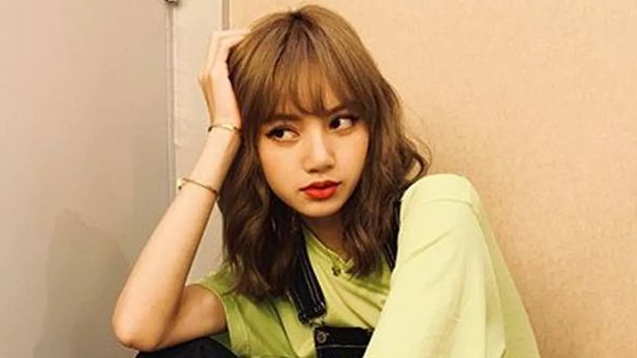 Dapat Cemilan Ini Dari Fans, Lisa BLACKPINK Tunjukkan Ekspresi Kocak