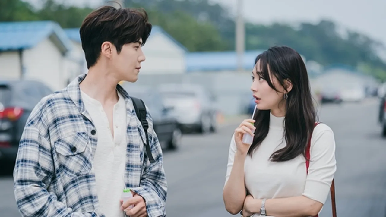 Dapat Julukan Dimple Couple, Shin Min Ah dan Kim Seon Ho Komentari Senyum Mereka yang Mirip Dapat Julukan Dimple Couple, Shin Min Ah dan Kim Seon Ho Komentari Senyum Mereka yang Mirip