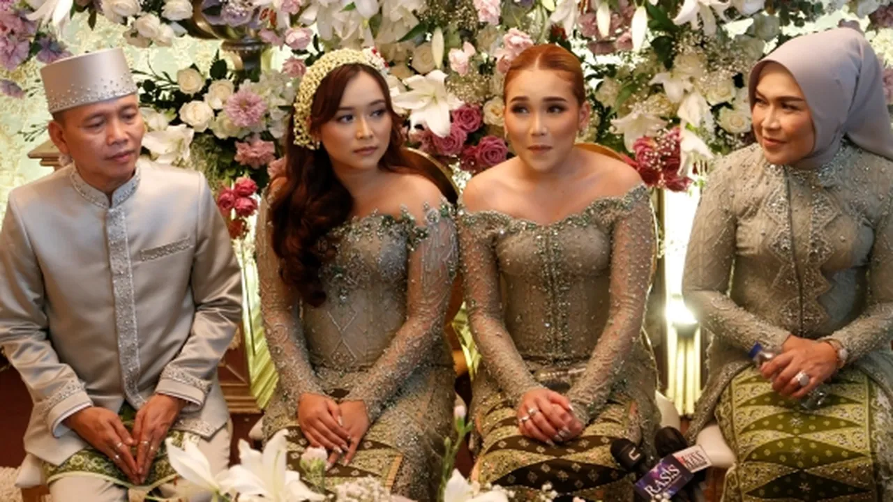 Dapat Roncean Bunga Melati Dari Sang Adik yang Mau Menikah, Ayu Ting Ting: Doain Nyusul Tahun Depan Dapat Roncean Bunga Melati Dari Sang Adik yang Mau Menikah, Ayu Ting Ting: Doain Nyusul Tahun Depan