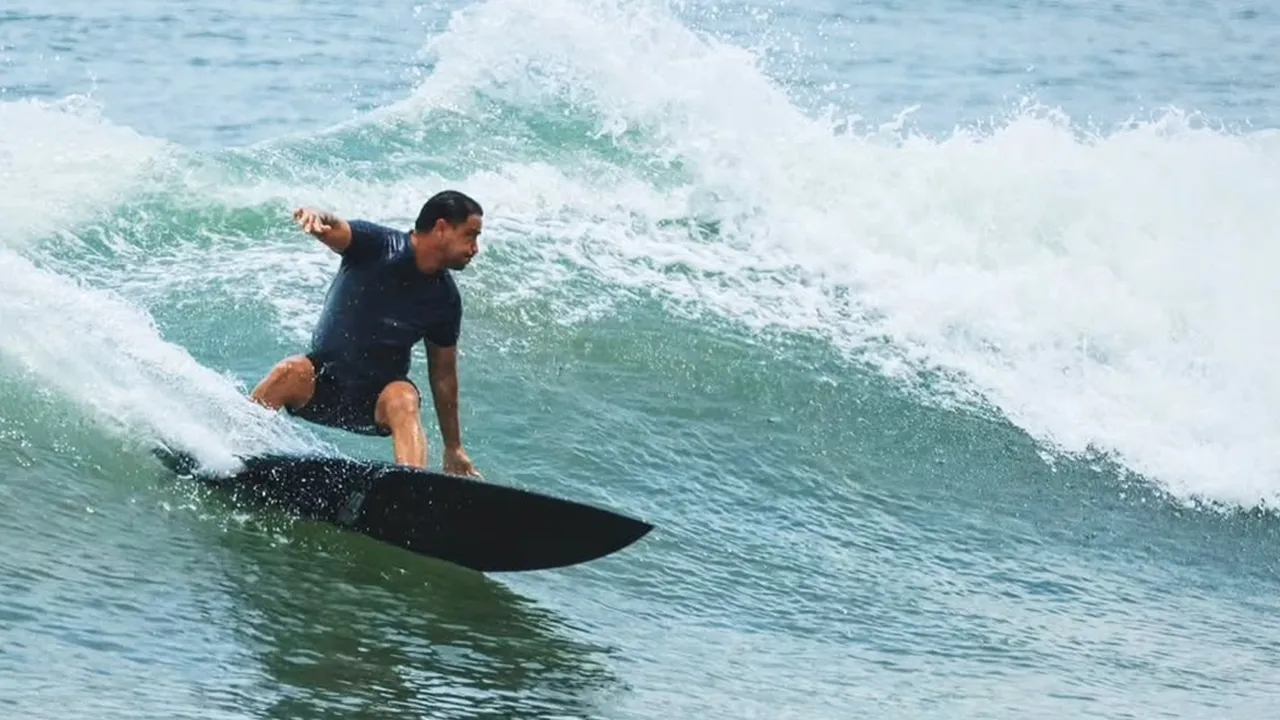 Dari Hamish Daud hingga Dwi Sasono: Saat Surfing Jadi Gaya Hidup