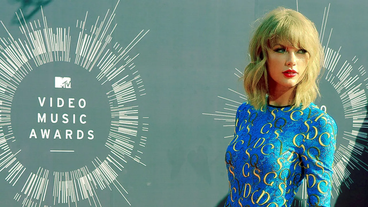 Dari Selfie Hingga Nangis, Taylor Swift 'Menggila' di VMAs 2014