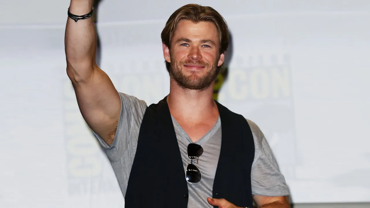 Dari Tubuh Kekar Hingga Hot Daddy, Chris Hemsworth Memang Seksi