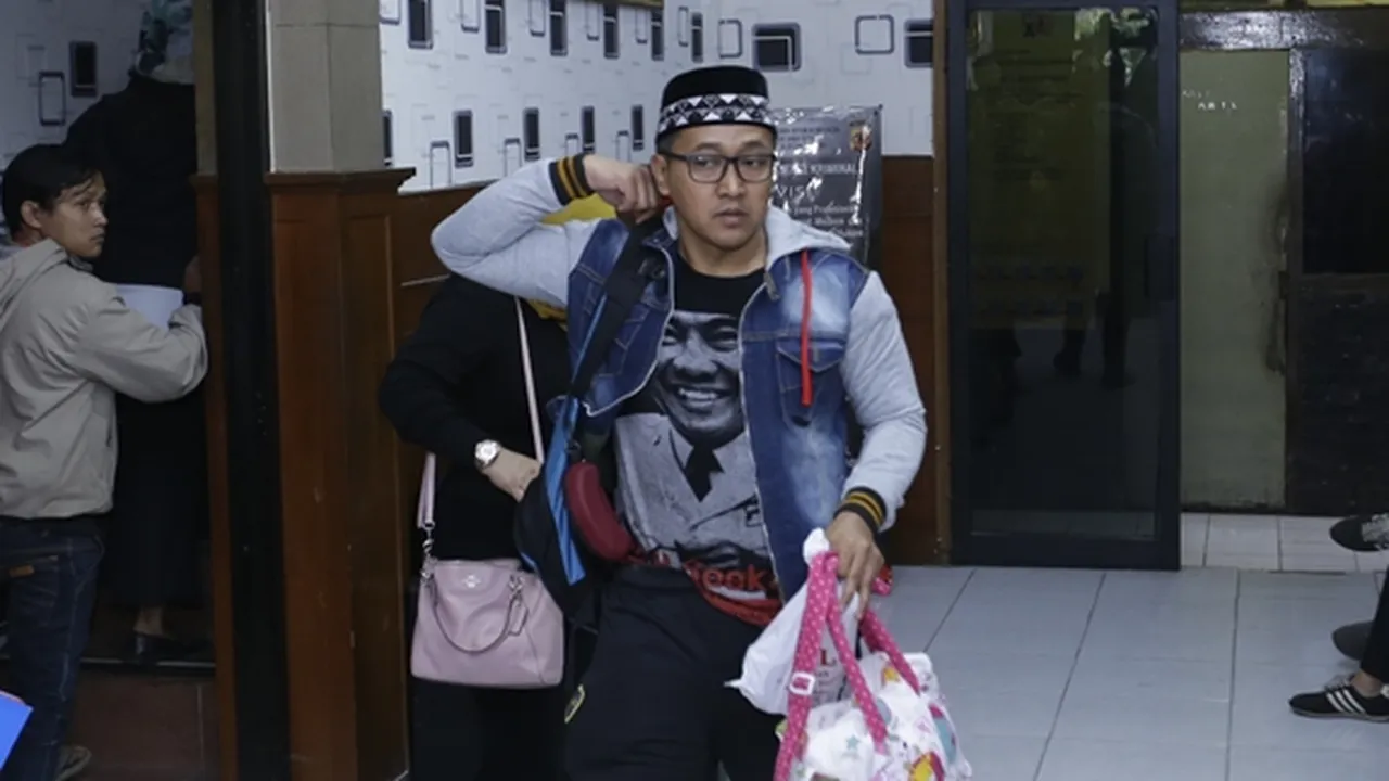 Datang ke Kantor Polisi Sambil Ajak Bayinya, Teddy Siap Terima Hasil Autopsi Mendiang Lina Hari Ini Datang ke Kantor Polisi Sambil Ajak Bayinya, Teddy Siap Terima Hasil Autopsi Mendiang Lina Hari Ini