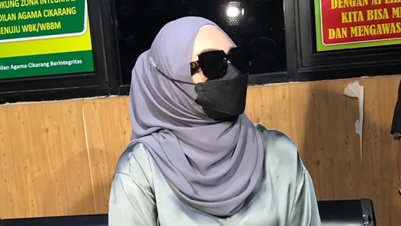Datang ke Pengadilan Agama Cikarang, Nathalie Holscher: Semoga Selesai Dengan Baik-Baik Datang ke Pengadilan Agama Cikarang, Nathalie Holscher: Semoga Selesai Dengan Baik-Baik