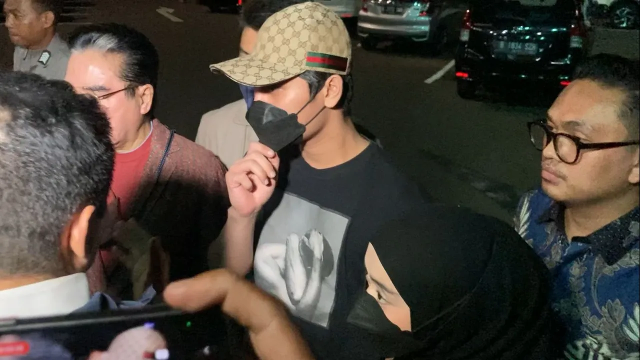 Datangi Polres Metro Jakarta Selatan, Lesti Kejora Gandeng Erat Lengan Rizky Billar Seolah Kasus KDRT Tak Pernah Terjadi