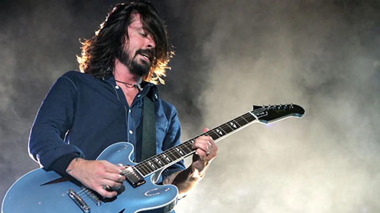 Dave Grohl Usir Penonton Berkelahi