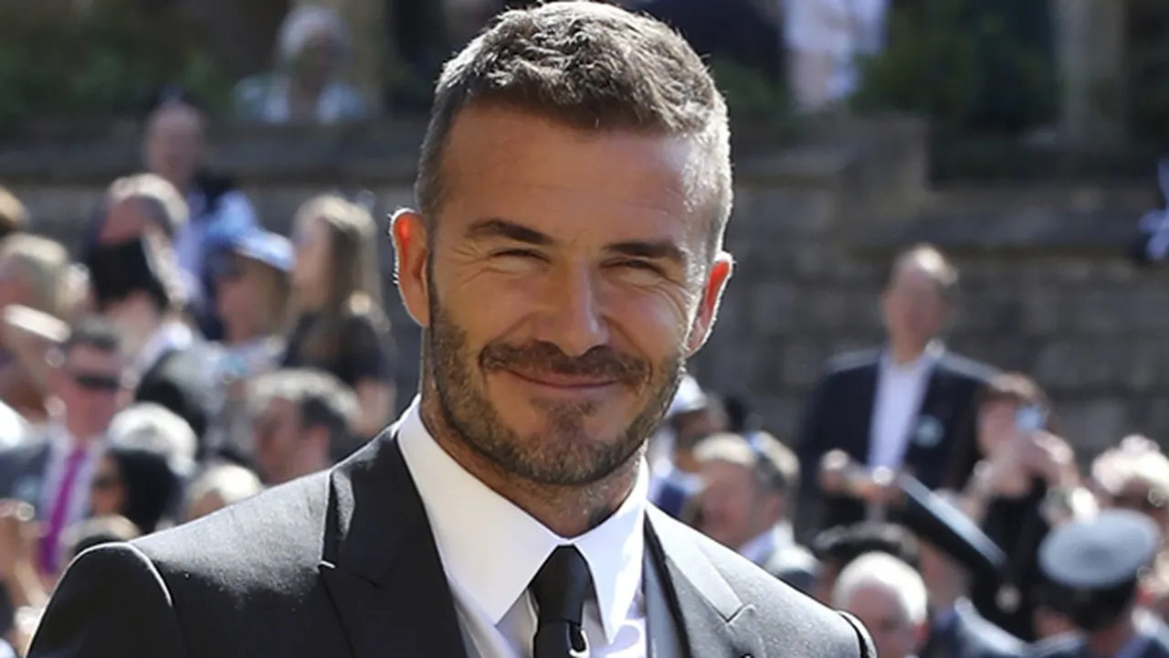 David Beckham Pakai Makeup Mencolok di Cover LOVE Magazine