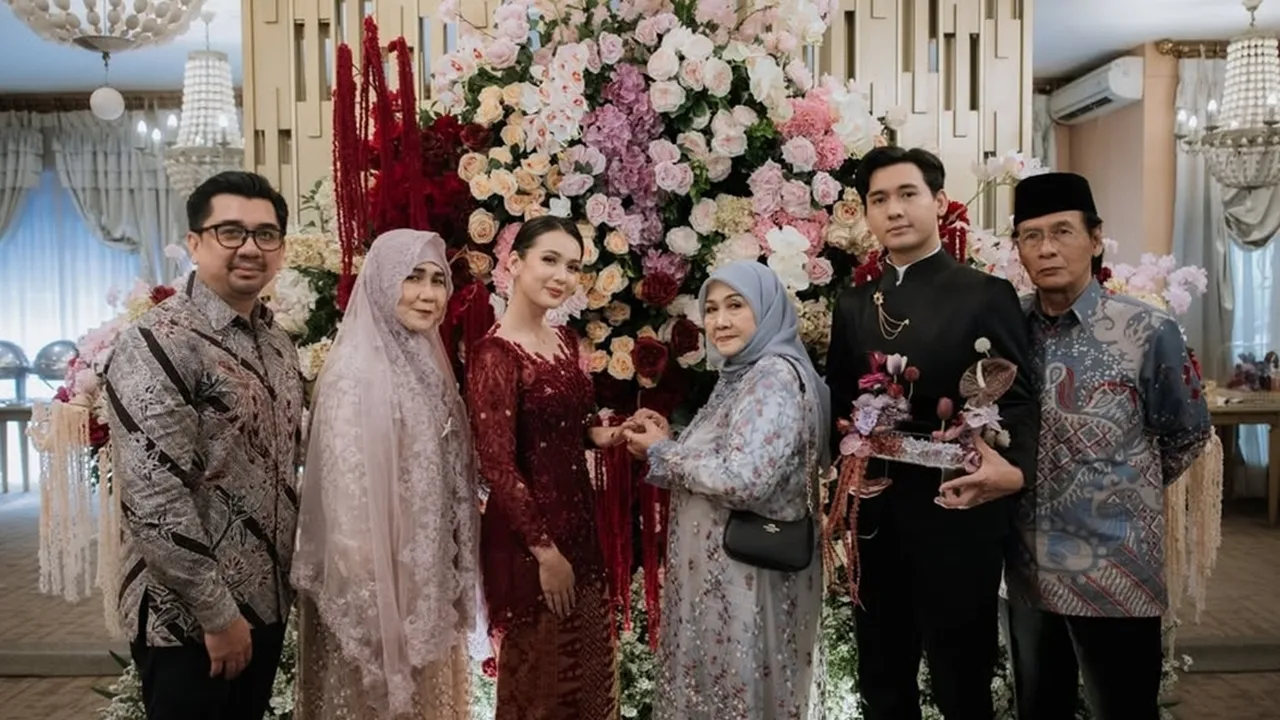 Dea Annisa Resmi Dilamar Mazaki, Cantik Berkebaya Merah