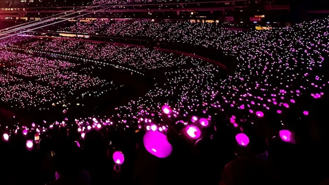 Dedikasi ARMY Buat Idola, Rajin Streaming dan Menabung Buat Beli Merchandise Hingga Tiket Konser