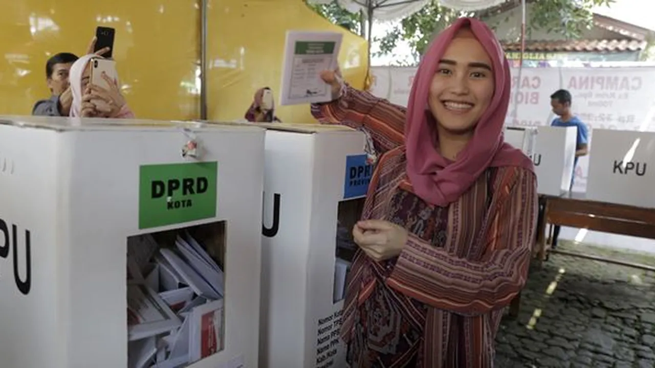 Deg-Degan Nyoblos di Pemilu 2019, Ayu Ting Ting Sampai Berkeringat Saat Keluar TPS