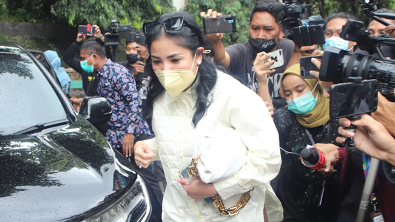 Demam dan Harus Istirahat, Nindy Tak Hadiri Sidang Cerai